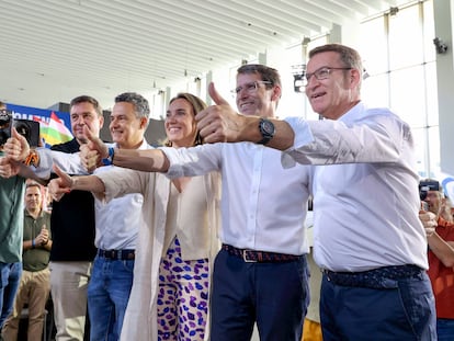 El candidato del PP a la Presidencia del Gobierno de España, Alberto Núñez Feijóo (a la derecha), en un acto público este sábado en Logroño, junto a la candidata al Congreso por La Rioja y secretaria general del partido, Cuca Gamarra (en el centro), y el presidente Gonzalo Capellán (segundo por la derecha) y el alcalde de Logroño, Conrrado Escobar.