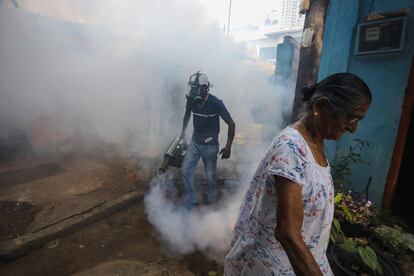 Un sanitario de Sri Lanka fumiga para controlar el dengue en Colombo (Sri Lanka). Las cifras oficiales muestran que más de 8.000 personas se infectaron con dengue, una enfermedad que transmiten los mosquitos, en los primeros dos meses de 2022.