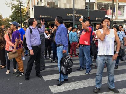 Personas alarmadas por el sismo del viernes en la Ciudad de M&eacute;xico.