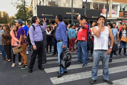 Personas alarmadas por el sismo del viernes en la Ciudad de M&eacute;xico.