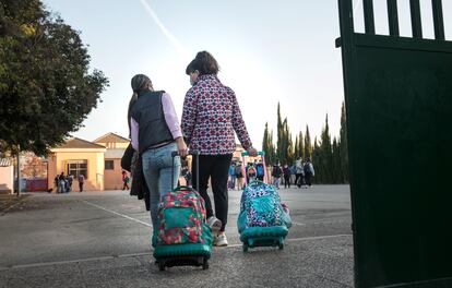 Dos alumnas caminan por el patio del colegio público Antonio Machado de Valencia, el 15 de diciembre.