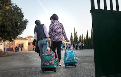 Dos alumnas caminan por el patio del colegio público Antonio Machado de Valencia, el 15 de diciembre.