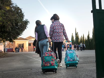 Dos alumnas caminan por el patio del colegio público Antonio Machado de Valencia, el 15 de diciembre.