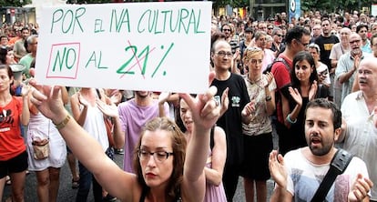 Asistentes a la concentraci&oacute;n de ayer por la tarde ante la sede de la Delegaci&oacute;n del Gobierno en Valencia. 