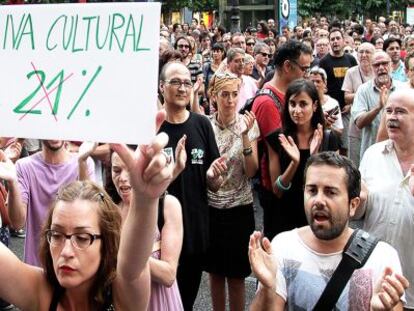 Asistentes a la concentración de ayer por la tarde ante la sede de la Delegación del Gobierno en Valencia.