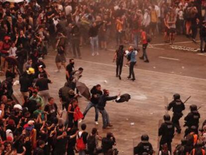 Los Mossos d Esquadra cargan contra los manifestantes, muchos de los cuales han llegado caminando al aeródromo