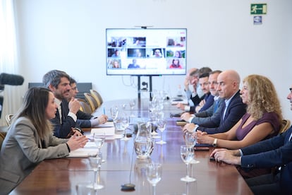 El ministro de Cultura, Ernest Urtasun, segundo por la izquierda, durante la reunión.