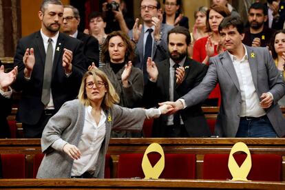 La diputada de Junts, Elsa Artadi, saluda al diputado de ERC, Sergi Sabrià, en una imagen de archivo