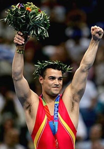 Gervasio Deferr celebra la medalla de oro en la final de salto.