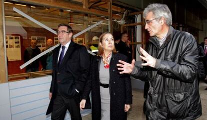 Ana Pastor durante la visita a la Plaza de Abastos de Santiago de Compostela.