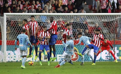 Iago Aspas dispara por debajo de la barrera para lograr el empate del Celta en El Molinón.