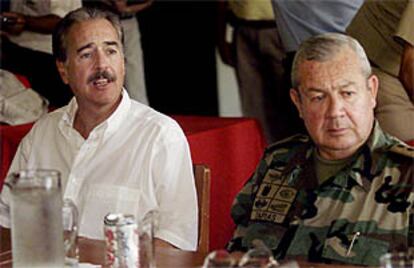 El presidente de Colombia, Andrés Pastrana (izquierda), el viernes, en una reunión con jefes militares.
