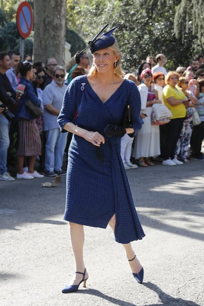 Ana Gamazo, esposa de Juan Abelló, ha acudido sin su marido a la ceremonia. La novia, Sofía Palazuelo, prescindió del velo y decidió no usar ninguna de las tiaras de la Casa de Alba como es tradición. Recogió su melena en un sencillo moño bajo con un tocado de flores lo que dio al conjunto un aire de modernidad.