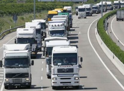 Un numeroso grupo de transportistas de Valencia colpasan la A-7.