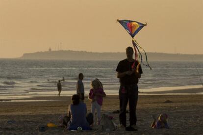 Una familia, en El Palmar, la playa de Vejer.