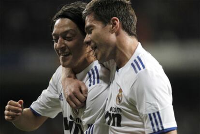 Özil y Alonso celebran el gol del alemán