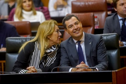 El presidente de la Junta de Andalucía, Juan Manuel Moreno, junto a la consejera de Economía y Hacienda de la Junta de Andalucía, Carolina España, durante la primera jornada del pleno para la aprobación de los presupuestos autonómicos de 2023 en el Parlamento andaluz.