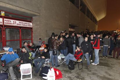 Colas en San Mamés para el partido en Old Trafford.