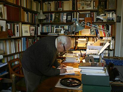 El poeta y ensayista francés Yves Bonnefoy, en su estudio parisiense.
