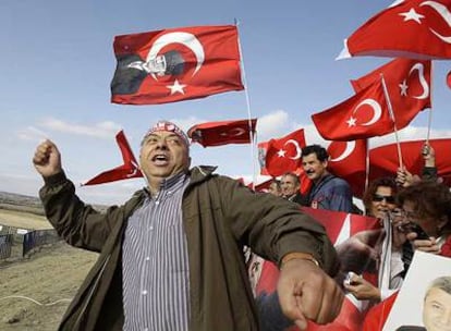 Nacionalistas turcos protestan contra el juicio a los golpistas ante la prisión de Silivri, Estambul.