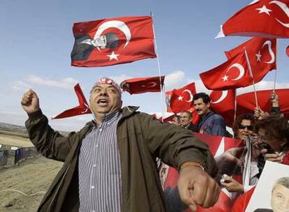 Nacionalistas turcos protestan contra el juicio a los golpistas ante la prisión de Silivri, Estambul.