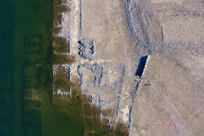 El pueblo de Talavera la Vieja quedó sumergido en los años sesenta bajo el embalse de Valdecañas, en Cáceres. Sus restos asoman cuando baja el nivel del pantano.