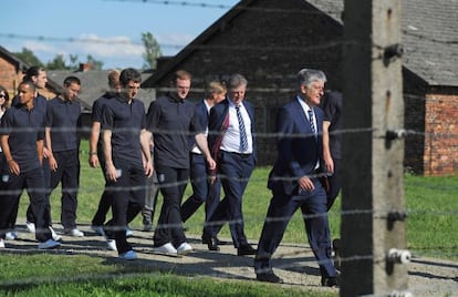 Hodgson y los internacionales ingleses, durante la visita a Auschwitz.