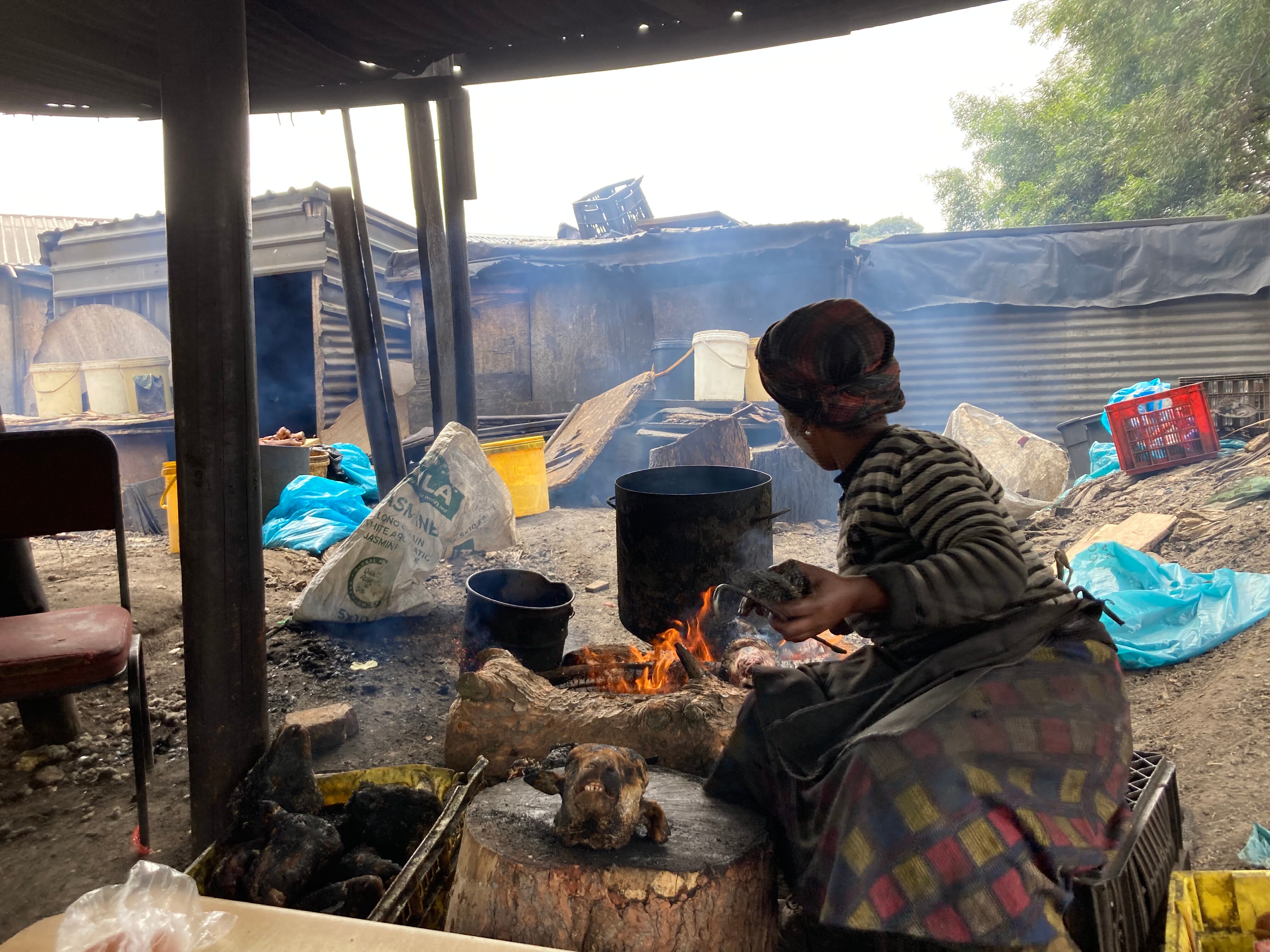 Una mujer cocina una cabeza de oveja en Langa, un barrio de Ciudad del Cabo en marzo.