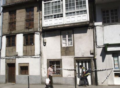 Un policía accede a la vivienda de Santiago de Compostela en la que fue hallado el cadáver de una anciana de 83 años con un fuerte golpe en la cabeza.