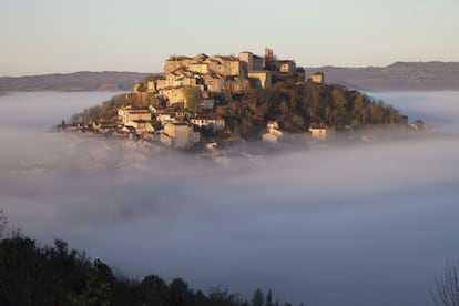 Envuelto por un aura mística, Cordes sur Ciel es uno de esos pueblos tan turísticos que cuesta verlos sin gente. Se halla en lo alto de una loma, aunque su nombre lo sitúa sobre el cielo, al que hay que subir a pie.