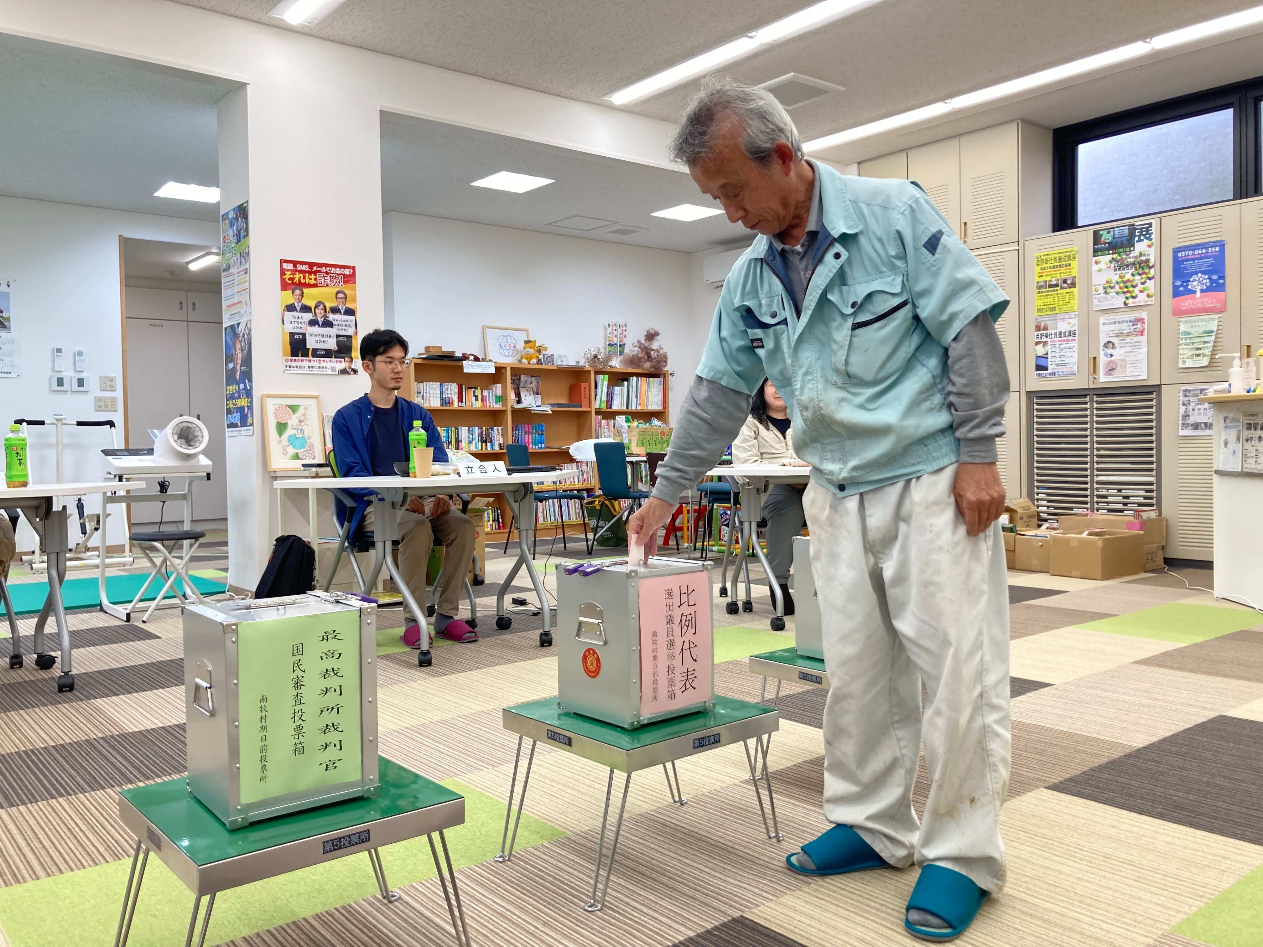 Izamu Kambe, de 68 años, ejerce el voto adelantado en la localidad rural de Nanmoku, el pasado jueves.