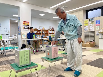 Izamu Kambe, de 68 años, ejerce el voto adelantado en la localidad rural de Nanmoku, el pasado jueves.