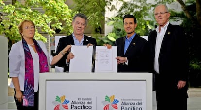 A presidenta do Chile, Michelle Bachelet, o da Colômbia, Juan Manuel Santos, o mexicano, Enrique Peña Nieto, e o peruano, Pedro Pablo Kuczynski, posam no encerramento da reunião da Aliança do Pacífico.