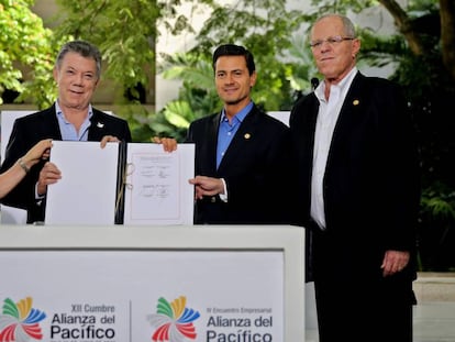 La presidenta de Chile, Michelle Bachelet, el de Colombia Juan Manuel Santos, el mexicano, Enrique Pe&ntilde;a Nieto, y el peruano, Pedro Pablo Kuczynski, cierran la cumbre de la Alianza del Pac&iacute;fico. 