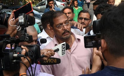 El actor Nana Patekar, abordado por los medios tras ser acusado de acoso ante la justicia por una actriz. 