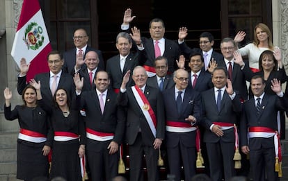 Kuczynski com seu novo gabinete no dia da posse.