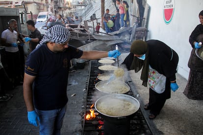 La iniciativa Gaza Soup Kitchen alimenta a unas 3.000 personas en Bait Lahia.