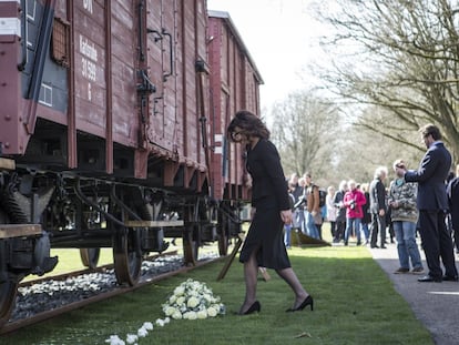 Anouchka van Miltenburg, una política neerlandesa coloca flores en las vías del tren en el campo de concentración de Westerbork el 12 de abril de 2015.