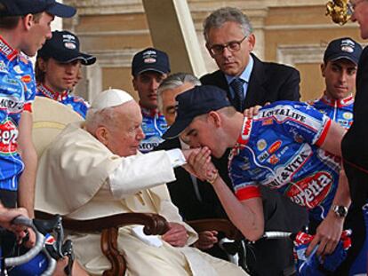 Manzano besa la mano del Papa durante la audiencia al equipo Amore e Vita ayer en Roma.