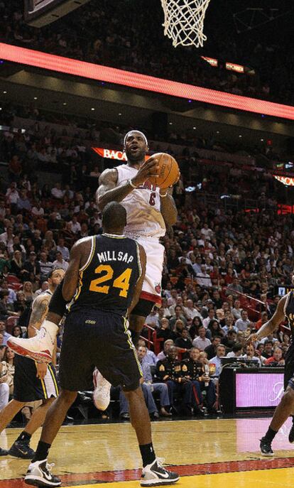 Lebron James lucha con el jugador de Utah, Paul Millsap, durante un momento del partido celebrado en Miami