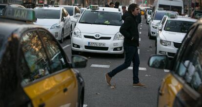 Taxis bloquean la Gran Via de Barcelona en la última huelga del sector.