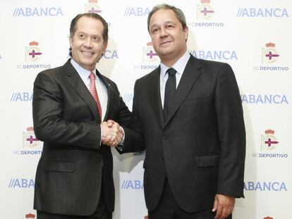 Juan Carlos Escotet, presidente de Abanca y Tino Fern&aacute;ndez, m&aacute;ximo mandatario del Deportivo posan tras presentar el acuerdo entre ambas entidades.