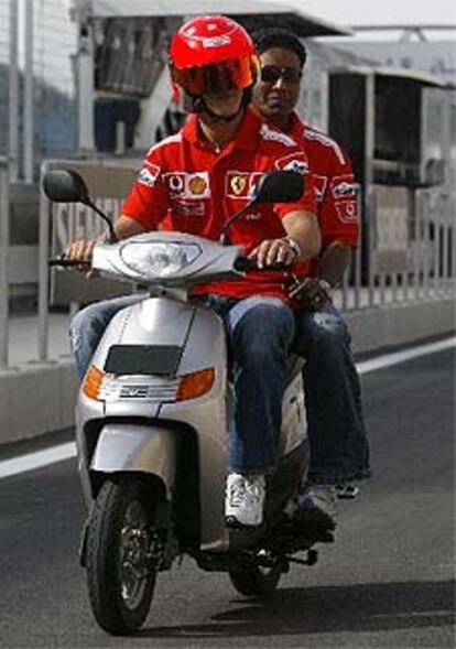 Schumacher, en moto por Bahrein con su fisioterapeuta.