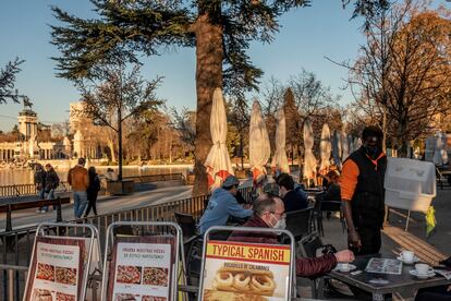 Carteles colocados en la valla de uno de los chiringuitos frente al Estanque Grande del parque del Retiro. 