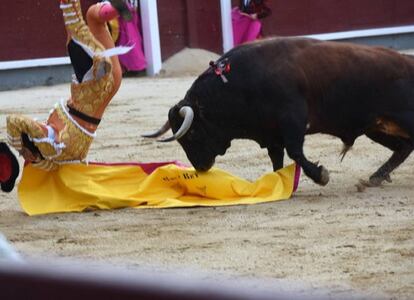 Un momento de la voltereta que Roca Rey sufrió el 22 de mayo en Las Ventas.