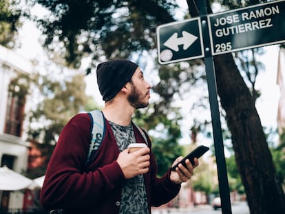 Un hombre pide un taxi a través de una aplicación, en Santiago (Chile).