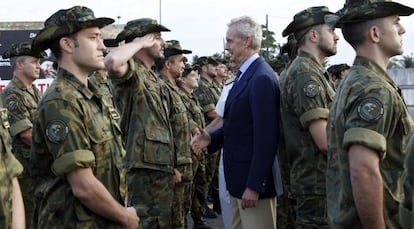 El ministro Pedro Morenés saluda a las tropas españolas destinadas en Gabón, el pasado año.