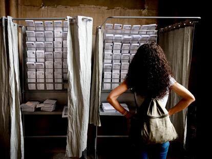 Una joven indecisa en un colegio electoral de Barcelona durante las Elecciones al Parlamento europeo del pasado 9 de junio.