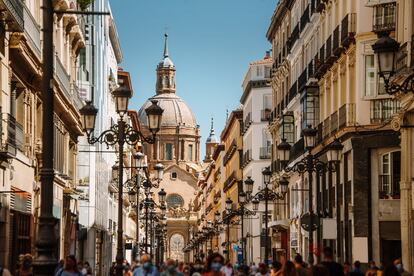 Calle Alfonso I con la basílica del Pilar de Zaragoza al fondo. 