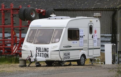 Una caravana es utilizada como centro electoral durante las elecciones generales, en Leicester (Inglaterra).